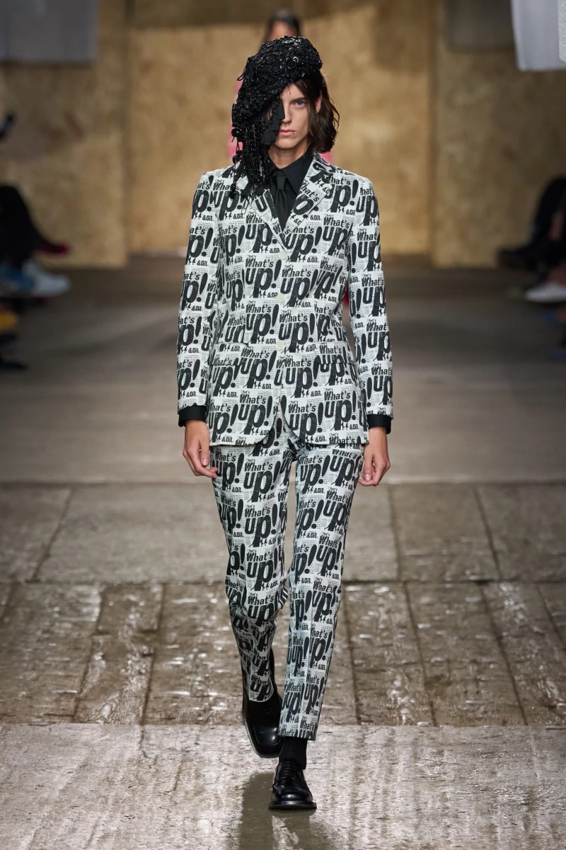 MFW：Moschino 2025 春季大秀，模特手上拿著快煮壺、安全帽、清潔劑...總讓人出其不意！