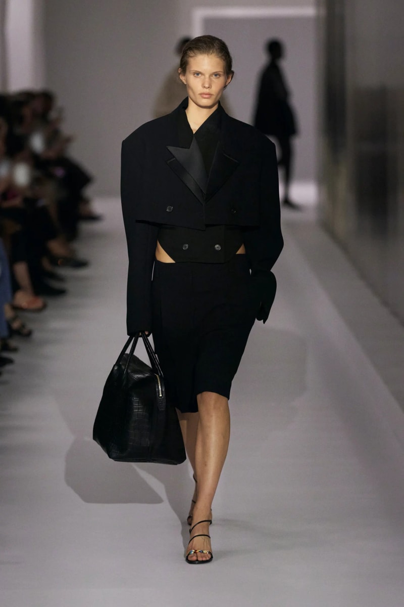 NYFW：Khaite 式的女人味，「透視薄紗褲」將成為本季一大重要趨勢！