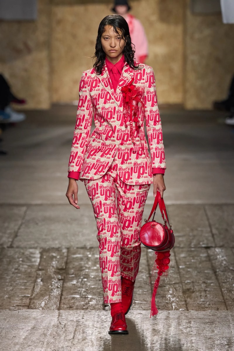 MFW：Moschino 2025 春季大秀，模特手上拿著快煮壺、安全帽、清潔劑...總讓人出其不意！