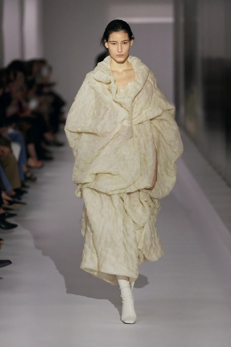 NYFW：Khaite 式的女人味，「透視薄紗褲」將成為本季一大重要趨勢！