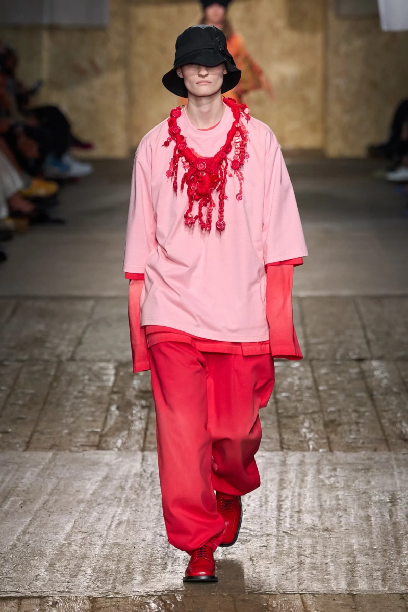 MFW：Moschino 2025 春季大秀，模特手上拿著快煮壺、安全帽、清潔劑...總讓人出其不意！