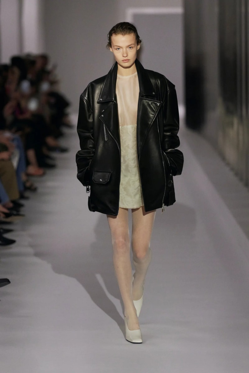 NYFW：Khaite 式的女人味，「透視薄紗褲」將成為本季一大重要趨勢！