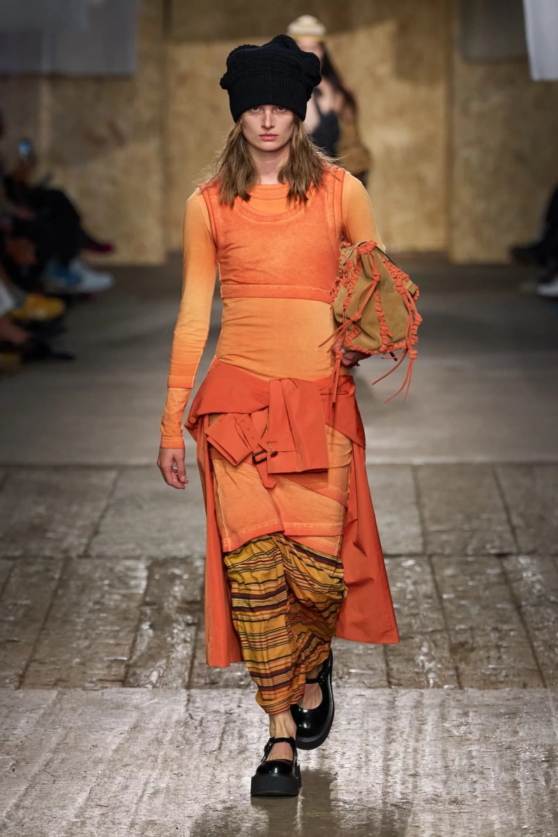 MFW：Moschino 2025 春季大秀，模特手上拿著快煮壺、安全帽、清潔劑...總讓人出其不意！