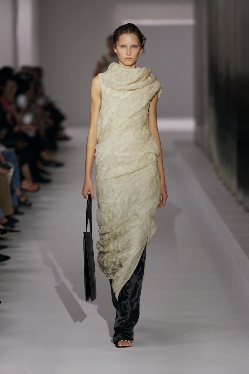 NYFW：Khaite 式的女人味，「透視薄紗褲」將成為本季一大重要趨勢！