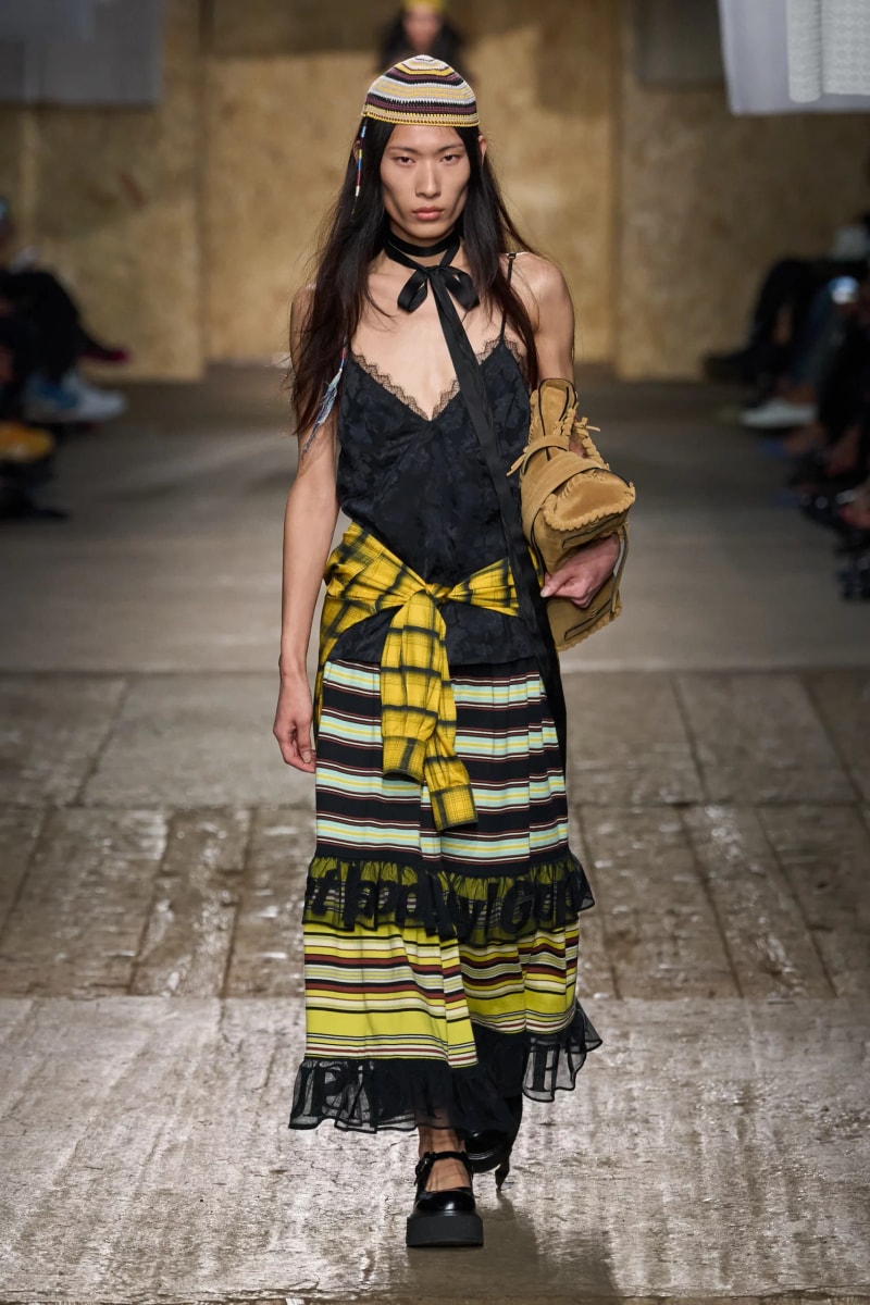 MFW：Moschino 2025 春季大秀，模特手上拿著快煮壺、安全帽、清潔劑...總讓人出其不意！