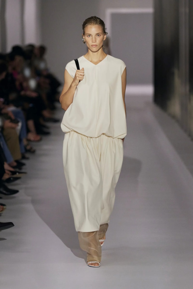 NYFW：Khaite 式的女人味，「透視薄紗褲」將成為本季一大重要趨勢！