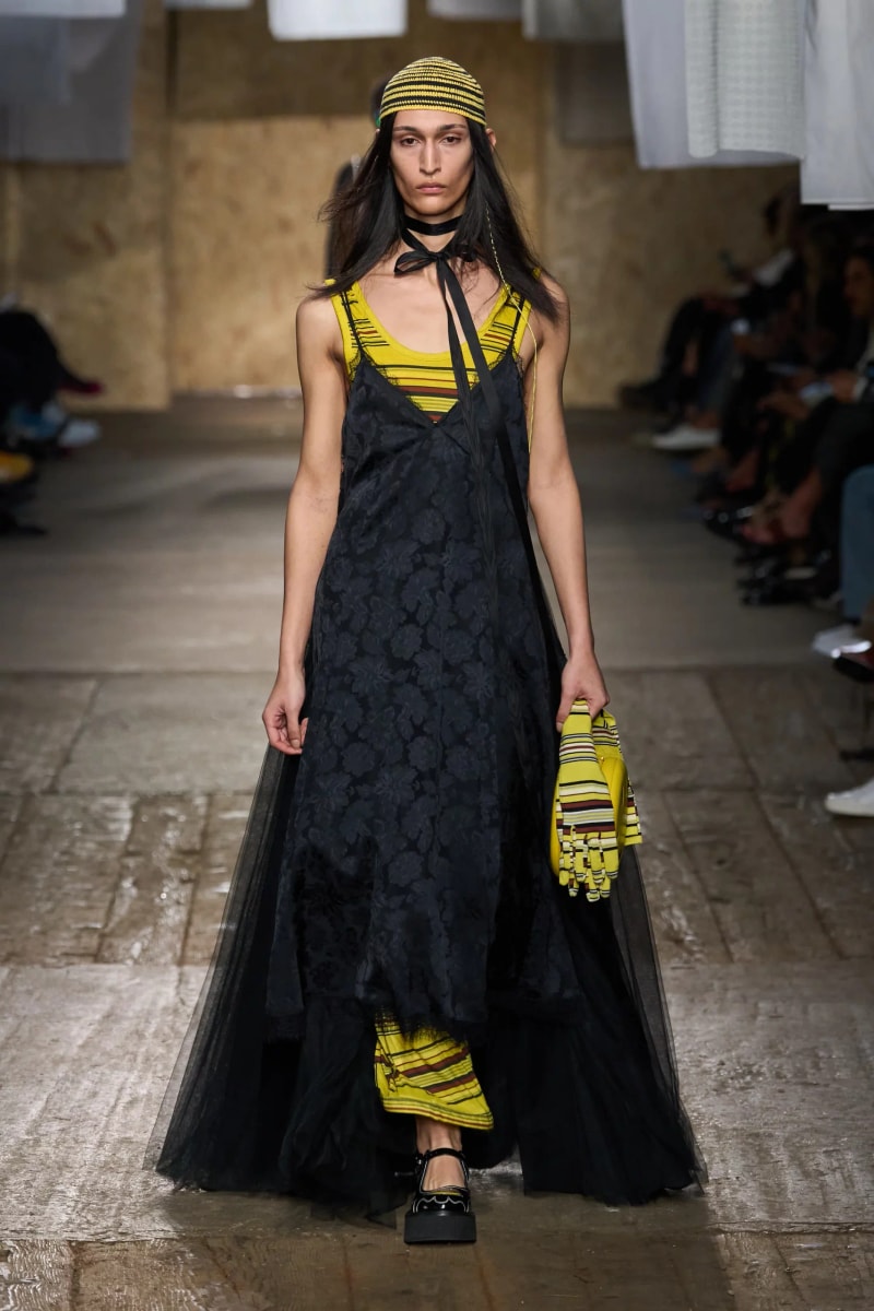 MFW：Moschino 2025 春季大秀，模特手上拿著快煮壺、安全帽、清潔劑...總讓人出其不意！