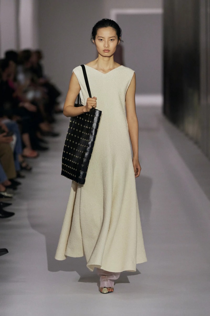 NYFW：Khaite 式的女人味，「透視薄紗褲」將成為本季一大重要趨勢！