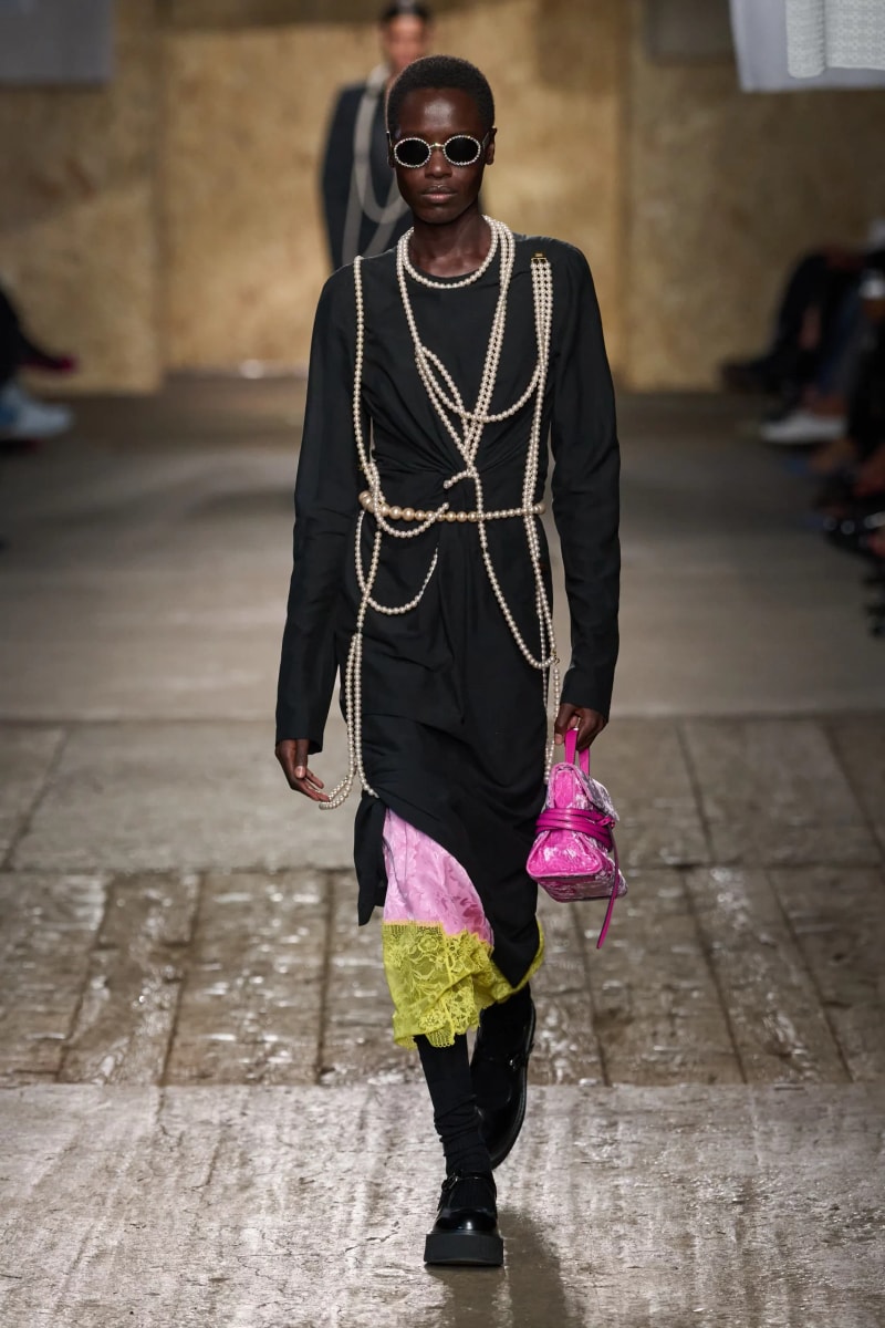 MFW：Moschino 2025 春季大秀，模特手上拿著快煮壺、安全帽、清潔劑...總讓人出其不意！