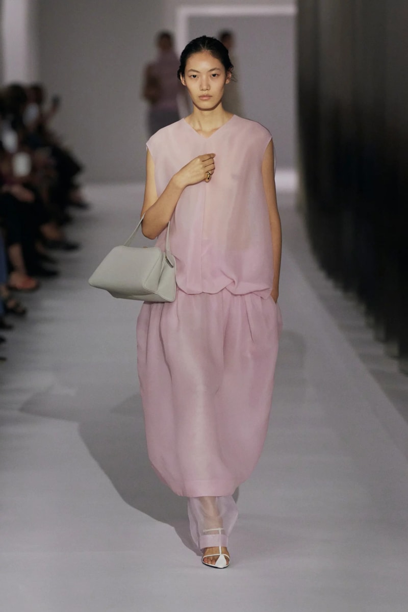 NYFW：Khaite 式的女人味，「透視薄紗褲」將成為本季一大重要趨勢！