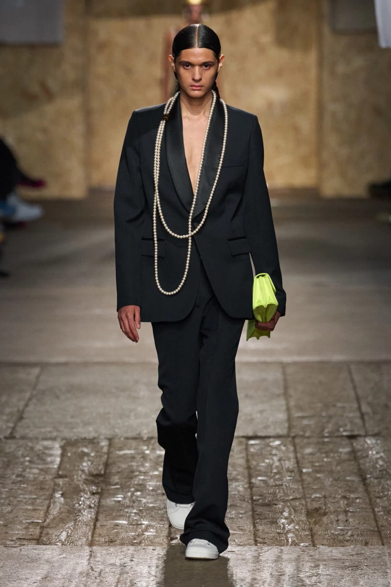 MFW：Moschino 2025 春季大秀，模特手上拿著快煮壺、安全帽、清潔劑...總讓人出其不意！
