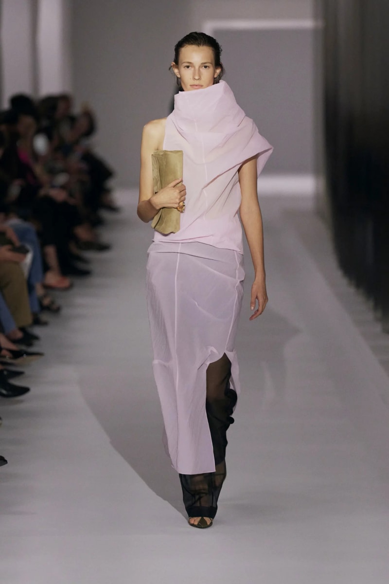 NYFW：Khaite 式的女人味，「透視薄紗褲」將成為本季一大重要趨勢！