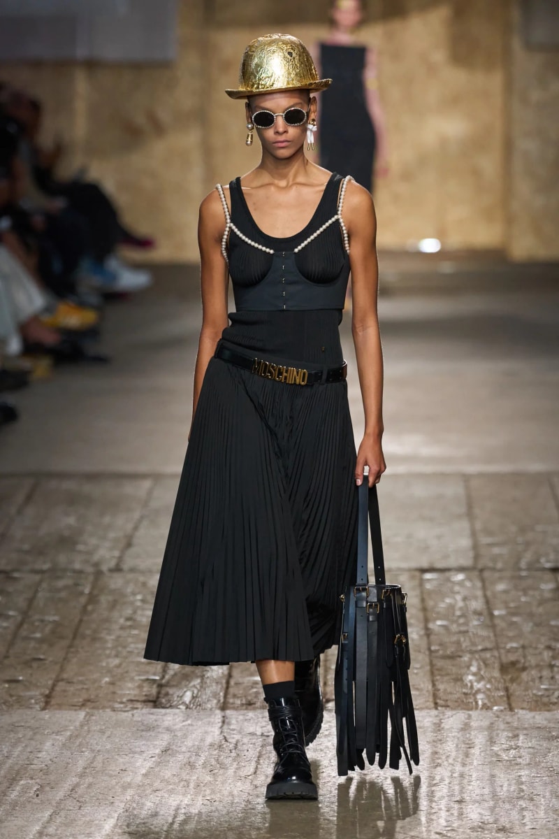 MFW：Moschino 2025 春季大秀，模特手上拿著快煮壺、安全帽、清潔劑...總讓人出其不意！
