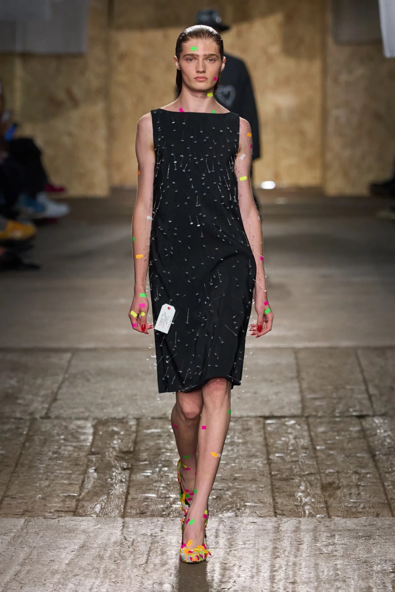 MFW：Moschino 2025 春季大秀，模特手上拿著快煮壺、安全帽、清潔劑...總讓人出其不意！