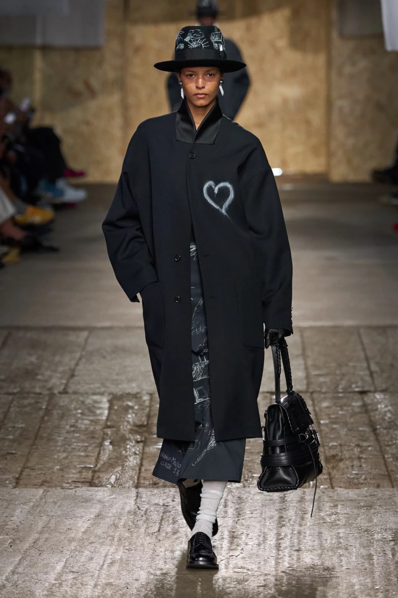 MFW：Moschino 2025 春季大秀，模特手上拿著快煮壺、安全帽、清潔劑...總讓人出其不意！