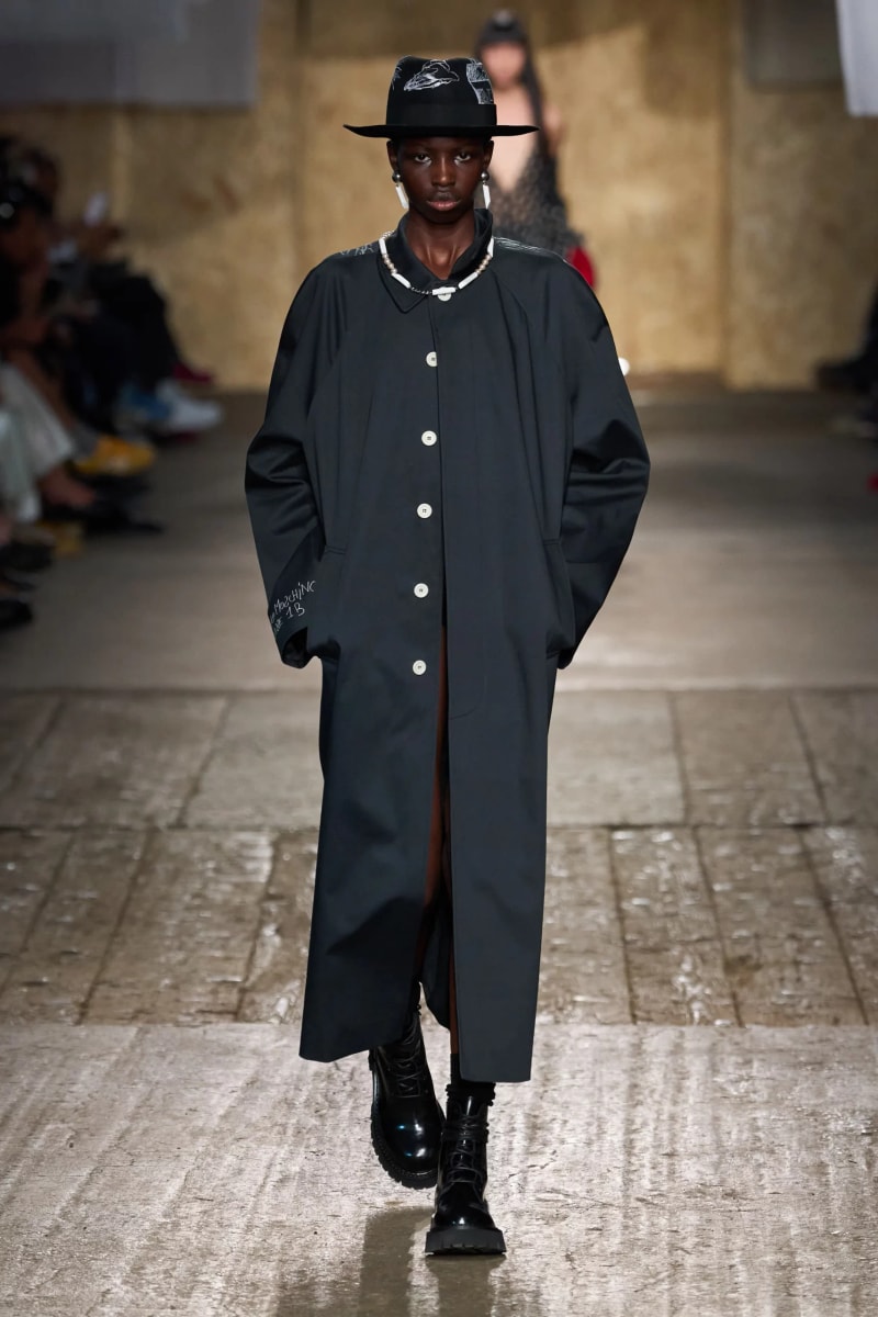MFW：Moschino 2025 春季大秀，模特手上拿著快煮壺、安全帽、清潔劑...總讓人出其不意！