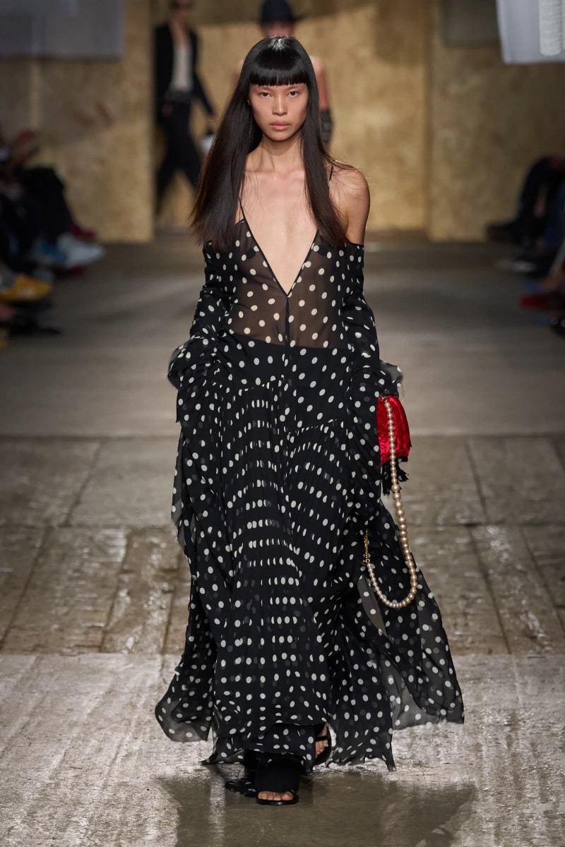 MFW：Moschino 2025 春季大秀，模特手上拿著快煮壺、安全帽、清潔劑...總讓人出其不意！