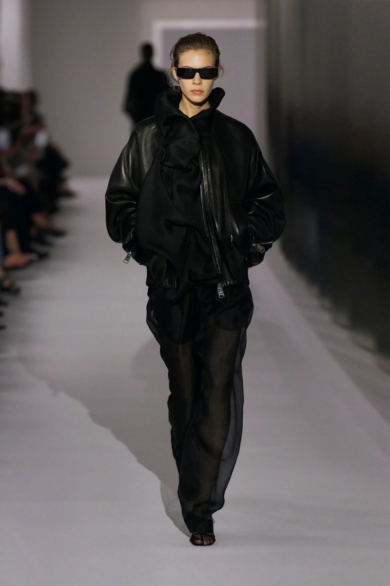 NYFW：Khaite 式的女人味，「透視薄紗褲」將成為本季一大重要趨勢！