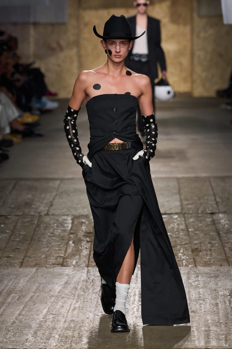 MFW：Moschino 2025 春季大秀，模特手上拿著快煮壺、安全帽、清潔劑...總讓人出其不意！