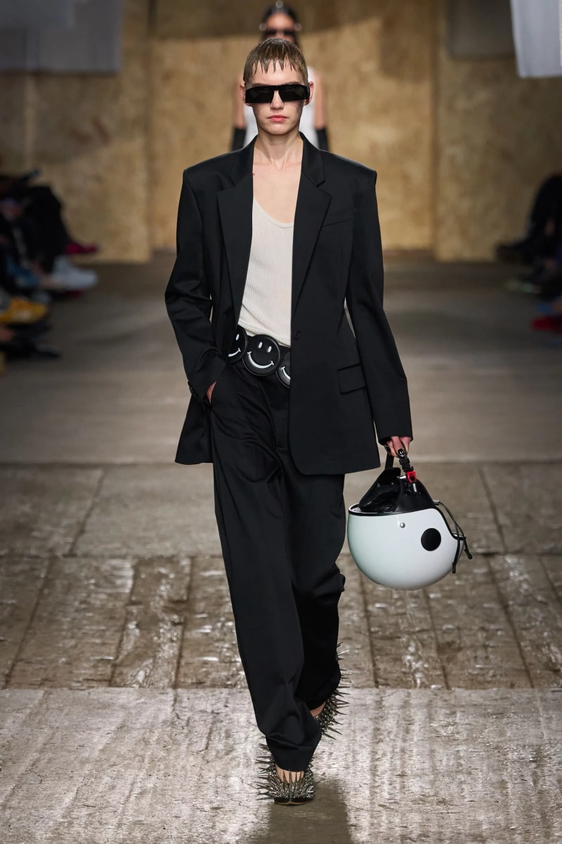 MFW：Moschino 2025 春季大秀，模特手上拿著快煮壺、安全帽、清潔劑...總讓人出其不意！