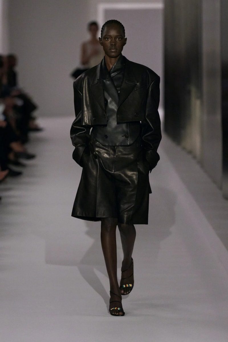 NYFW：Khaite 式的女人味，「透視薄紗褲」將成為本季一大重要趨勢！