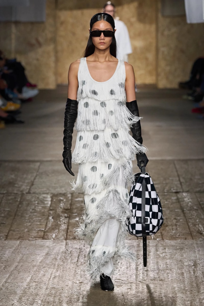 MFW：Moschino 2025 春季大秀，模特手上拿著快煮壺、安全帽、清潔劑...總讓人出其不意！