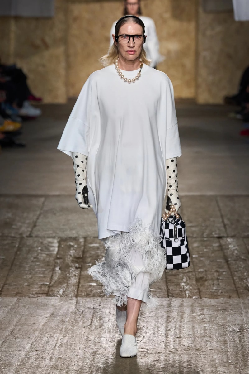 MFW：Moschino 2025 春季大秀，模特手上拿著快煮壺、安全帽、清潔劑...總讓人出其不意！