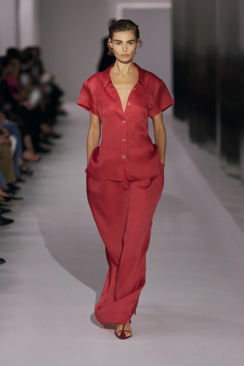 NYFW：Khaite 式的女人味，「透視薄紗褲」將成為本季一大重要趨勢！