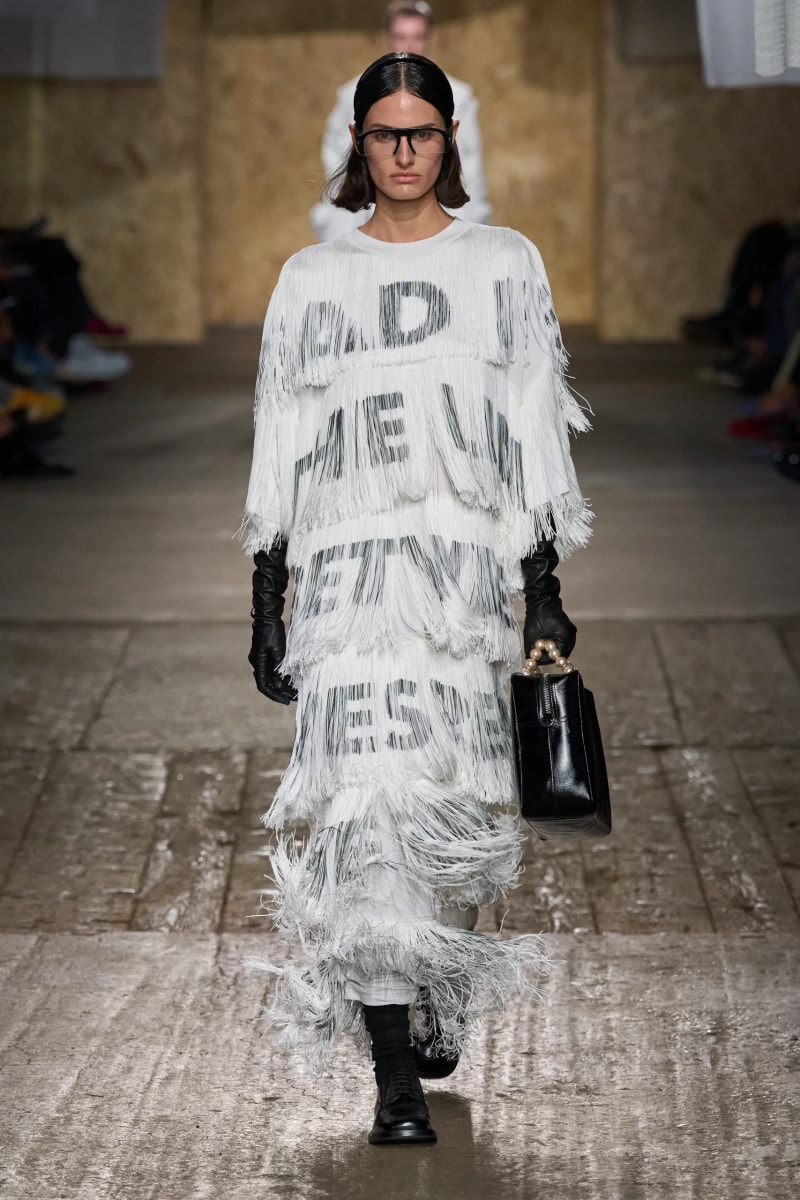 MFW：Moschino 2025 春季大秀，模特手上拿著快煮壺、安全帽、清潔劑...總讓人出其不意！