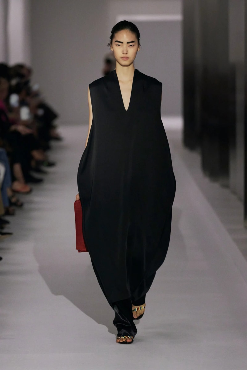 NYFW：Khaite 式的女人味，「透視薄紗褲」將成為本季一大重要趨勢！