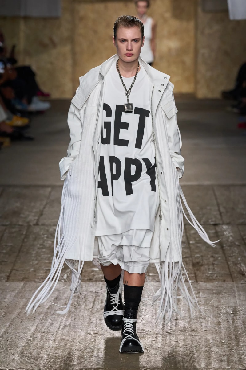 MFW：Moschino 2025 春季大秀，模特手上拿著快煮壺、安全帽、清潔劑...總讓人出其不意！