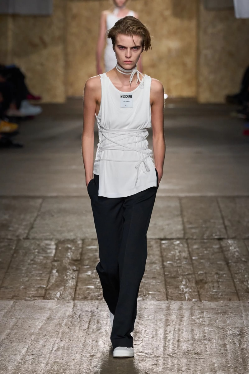 MFW：Moschino 2025 春季大秀，模特手上拿著快煮壺、安全帽、清潔劑...總讓人出其不意！