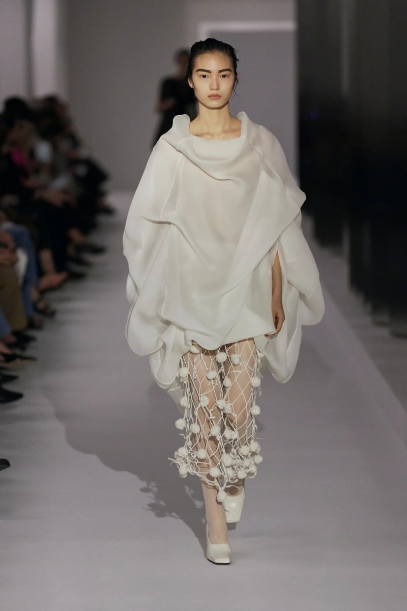 NYFW：Khaite 式的女人味，「透視薄紗褲」將成為本季一大重要趨勢！