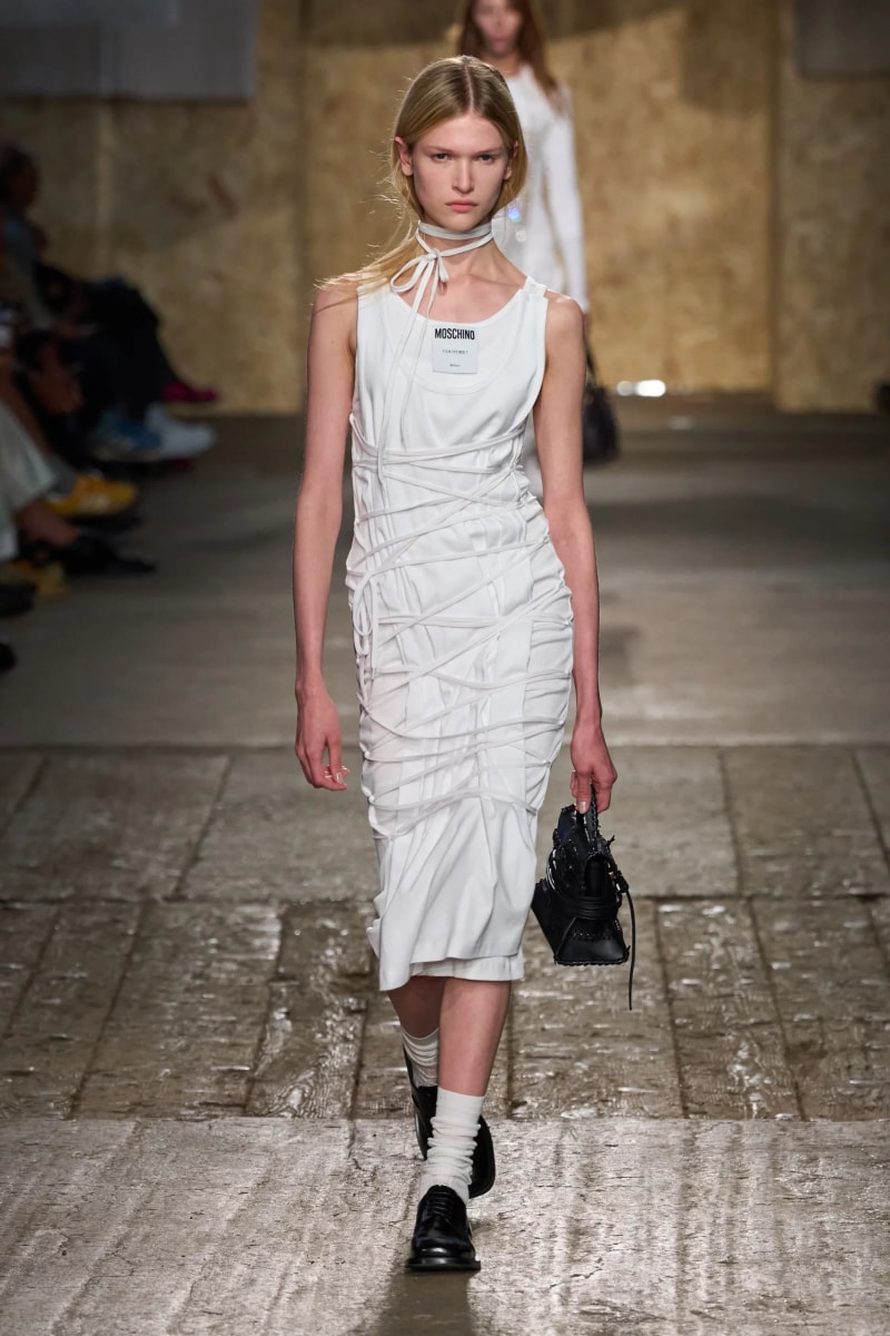 MFW：Moschino 2025 春季大秀，模特手上拿著快煮壺、安全帽、清潔劑...總讓人出其不意！