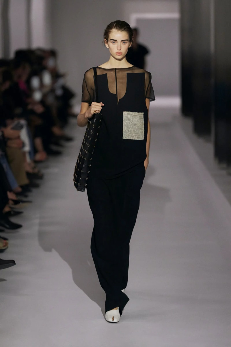 NYFW：Khaite 式的女人味，「透視薄紗褲」將成為本季一大重要趨勢！