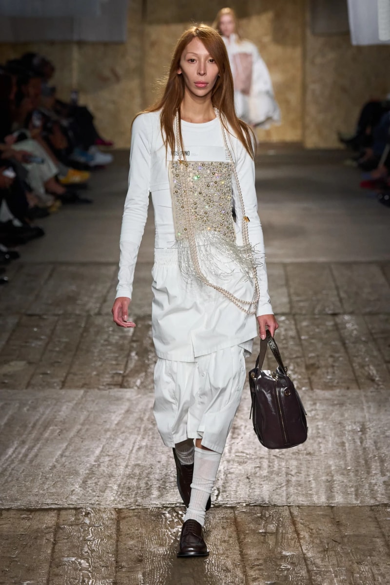 MFW：Moschino 2025 春季大秀，模特手上拿著快煮壺、安全帽、清潔劑...總讓人出其不意！