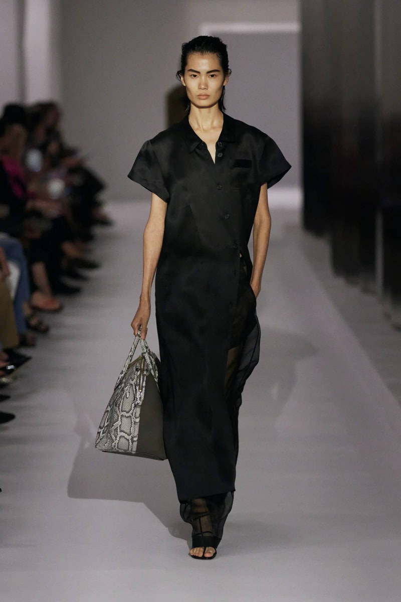 NYFW：Khaite 式的女人味，「透視薄紗褲」將成為本季一大重要趨勢！