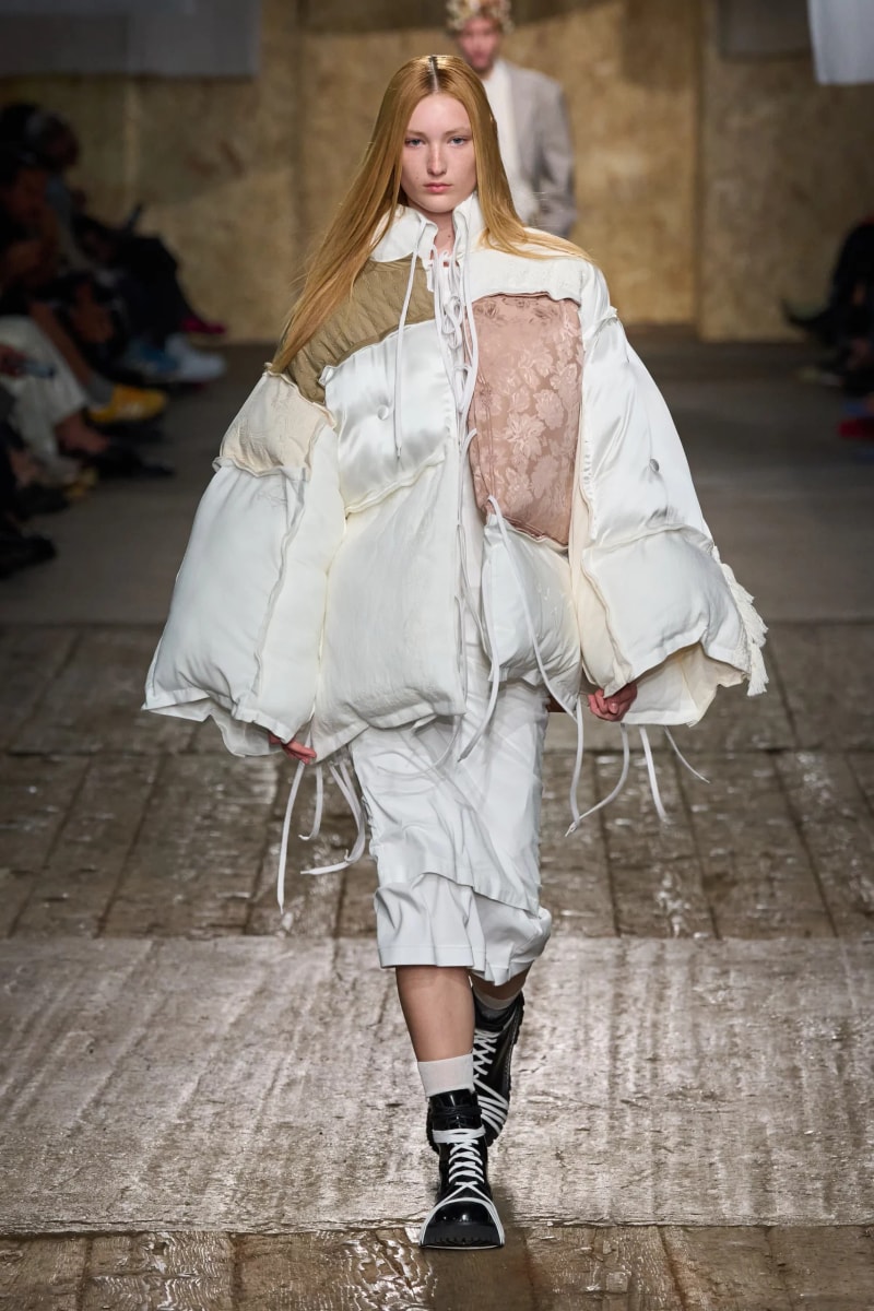 MFW：Moschino 2025 春季大秀，模特手上拿著快煮壺、安全帽、清潔劑...總讓人出其不意！