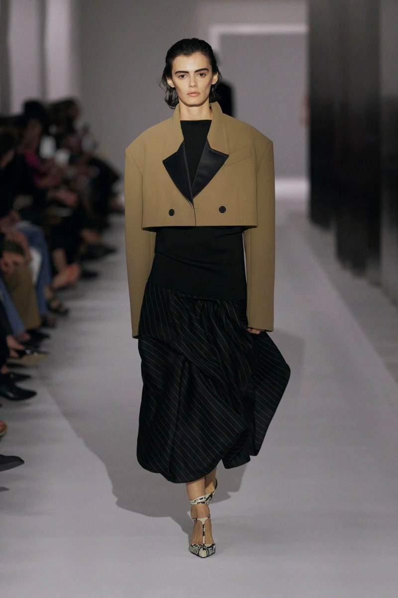 NYFW：Khaite 式的女人味，「透視薄紗褲」將成為本季一大重要趨勢！