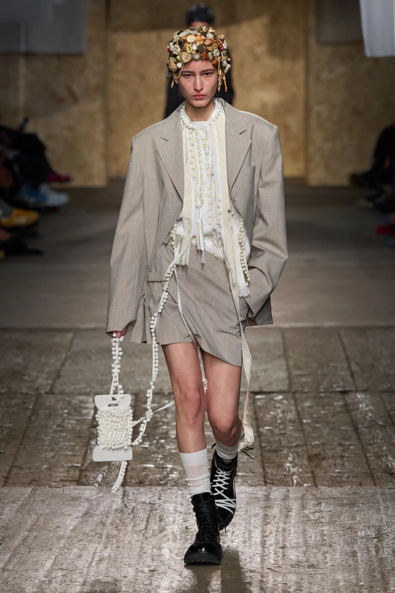 MFW：Moschino 2025 春季大秀，模特手上拿著快煮壺、安全帽、清潔劑...總讓人出其不意！