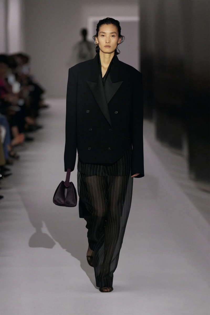 NYFW：Khaite 式的女人味，「透視薄紗褲」將成為本季一大重要趨勢！