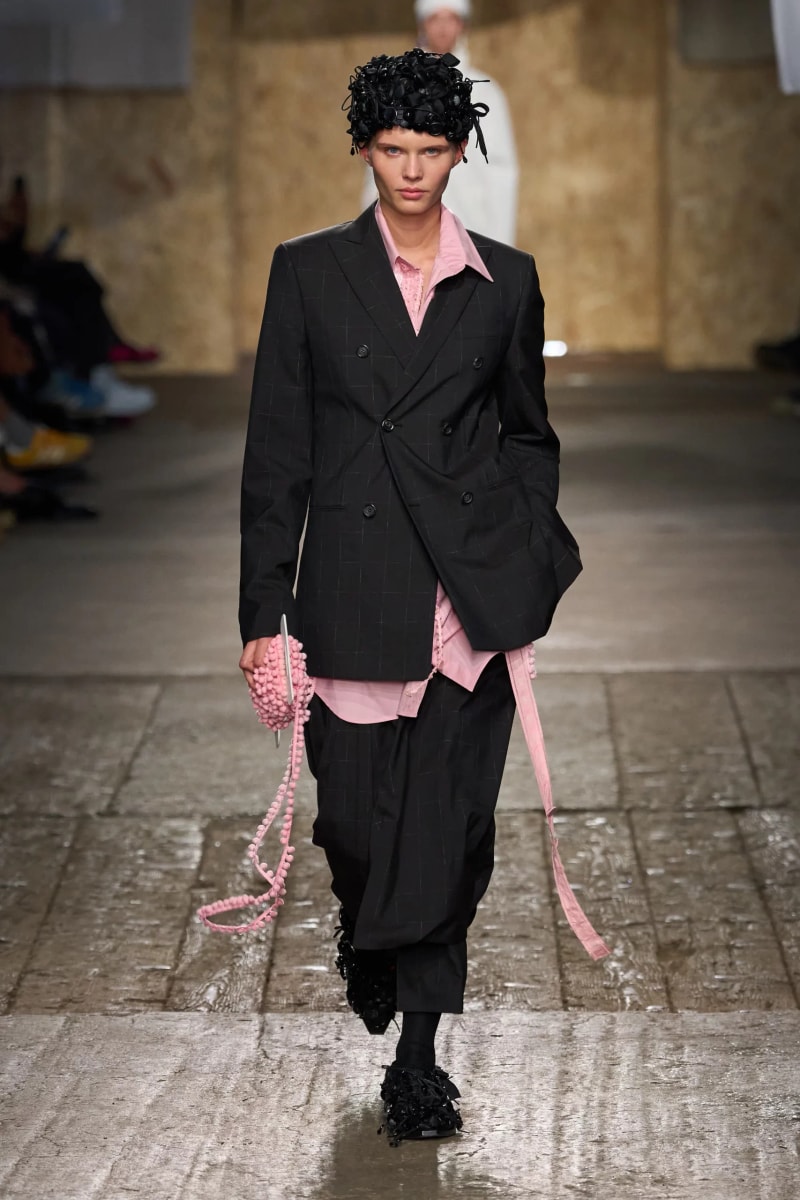 MFW：Moschino 2025 春季大秀，模特手上拿著快煮壺、安全帽、清潔劑...總讓人出其不意！