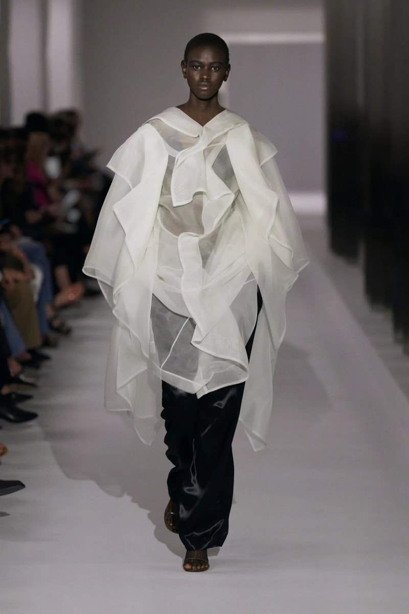 NYFW：Khaite 式的女人味，「透視薄紗褲」將成為本季一大重要趨勢！