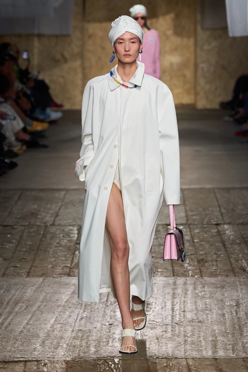 MFW：Moschino 2025 春季大秀，模特手上拿著快煮壺、安全帽、清潔劑...總讓人出其不意！