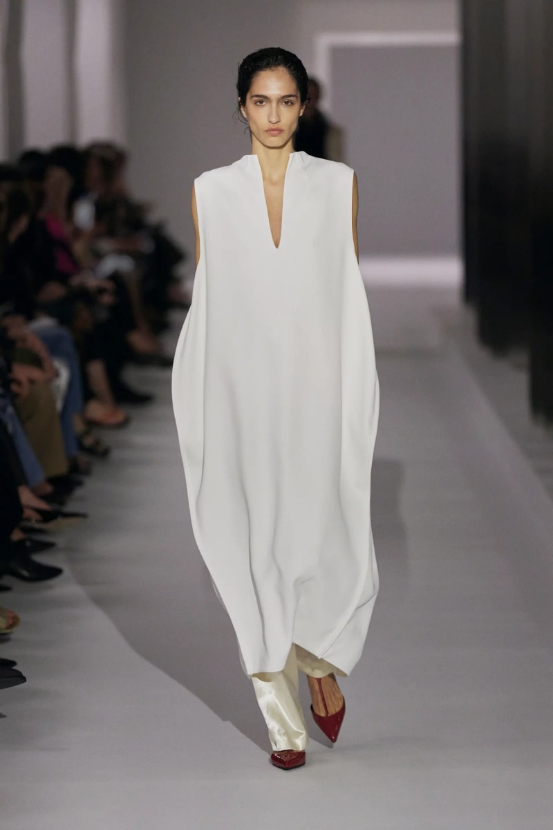 NYFW：Khaite 式的女人味，「透視薄紗褲」將成為本季一大重要趨勢！