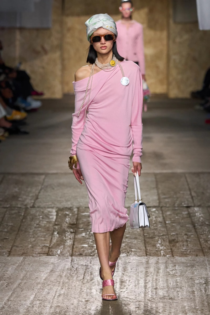 MFW：Moschino 2025 春季大秀，模特手上拿著快煮壺、安全帽、清潔劑...總讓人出其不意！