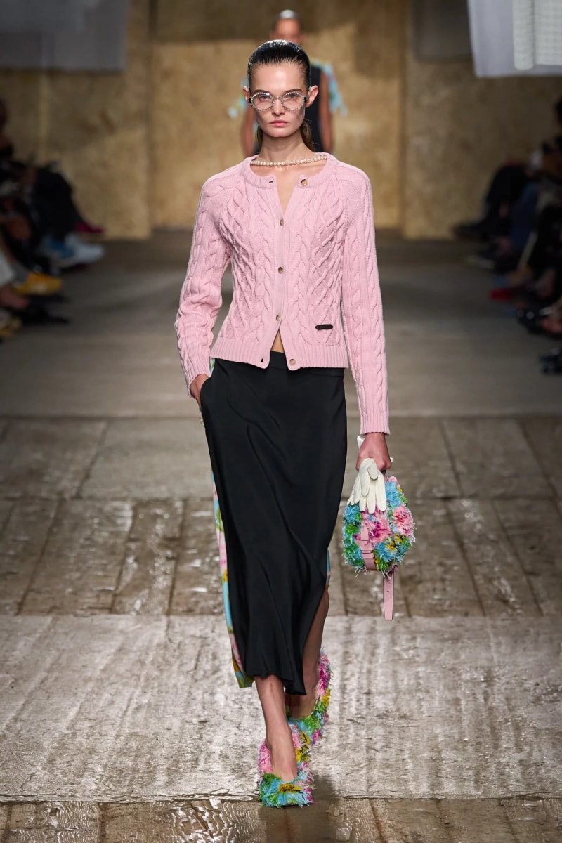 MFW：Moschino 2025 春季大秀，模特手上拿著快煮壺、安全帽、清潔劑...總讓人出其不意！