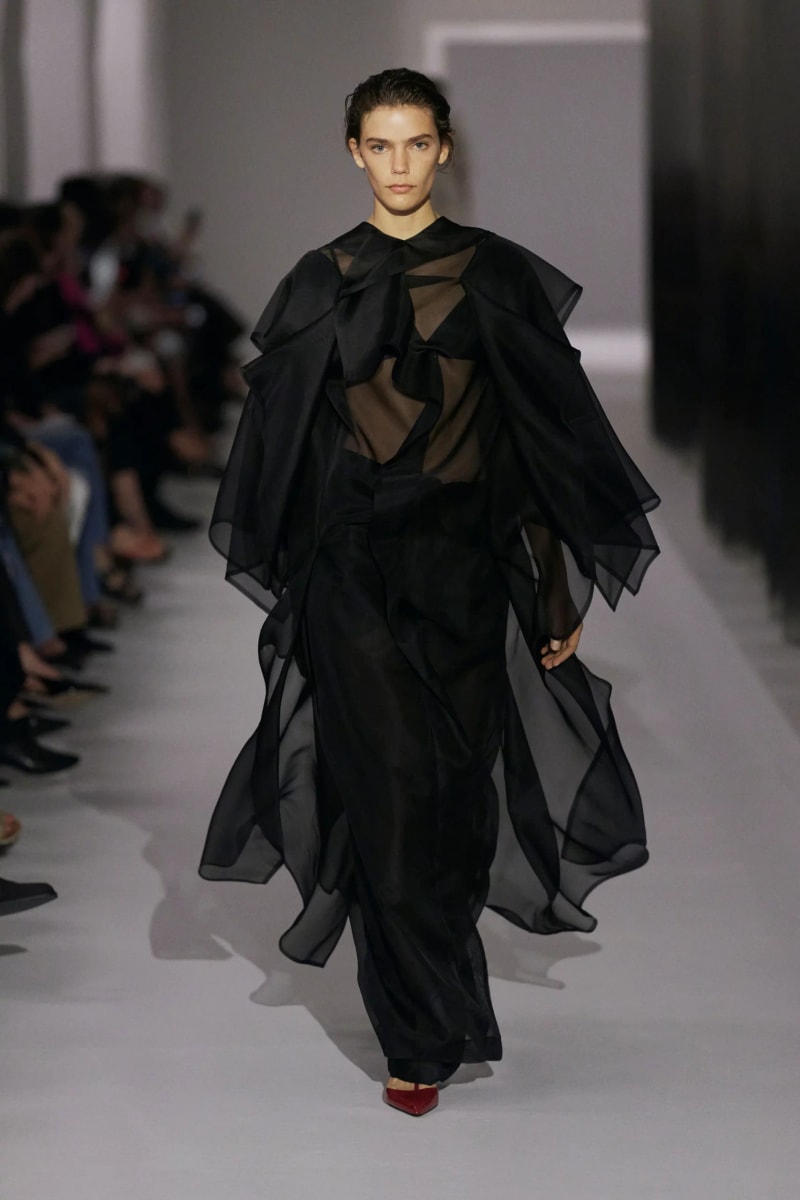 NYFW：Khaite 式的女人味，「透視薄紗褲」將成為本季一大重要趨勢！