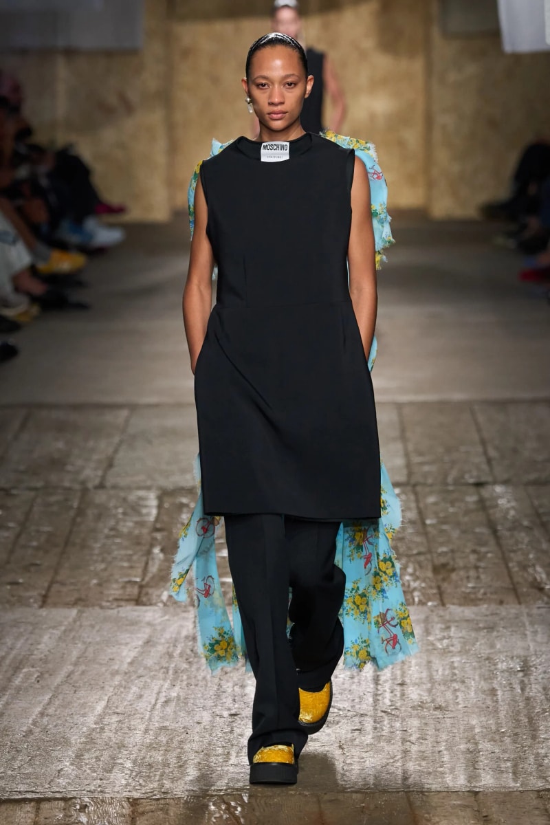 MFW：Moschino 2025 春季大秀，模特手上拿著快煮壺、安全帽、清潔劑...總讓人出其不意！