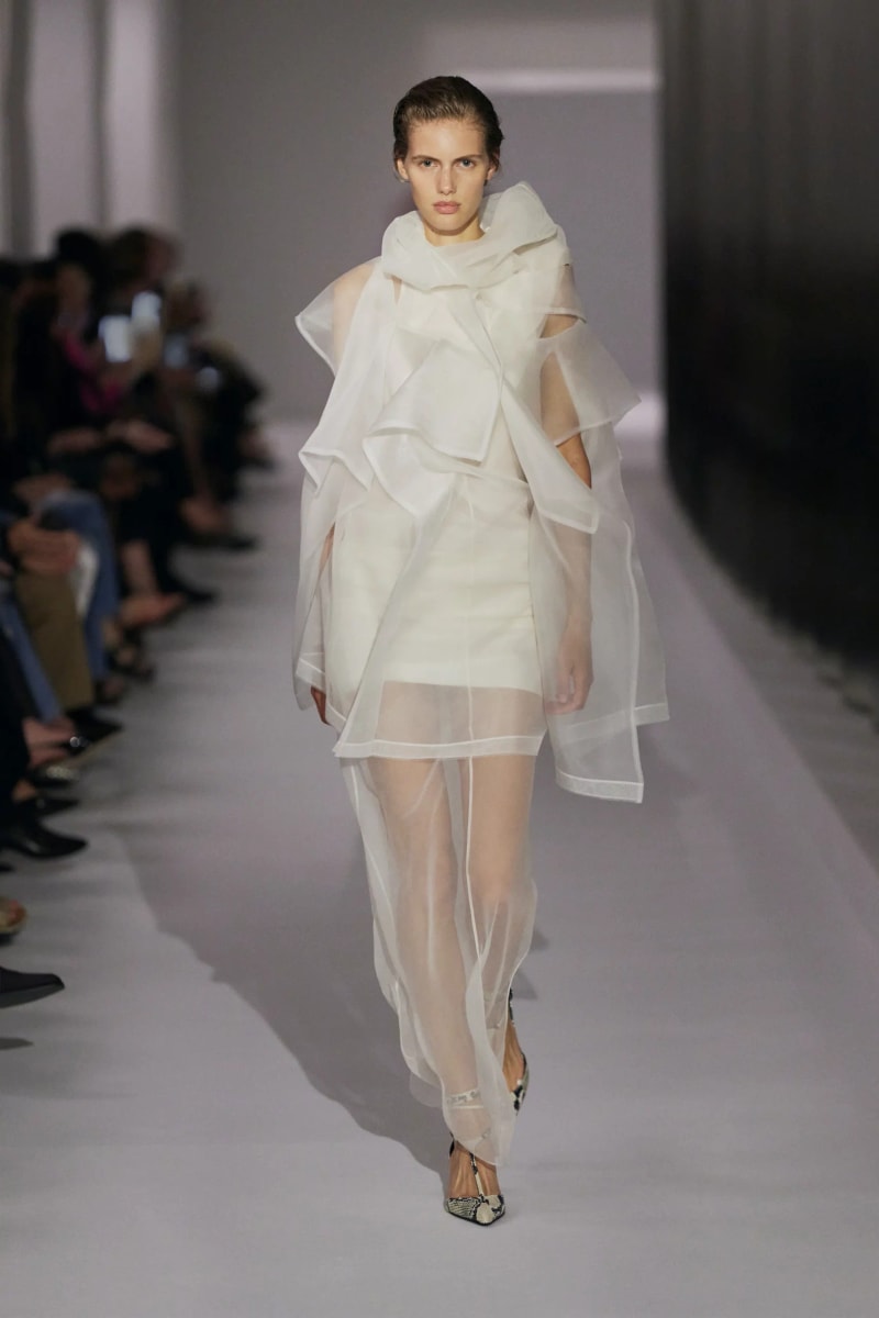 NYFW：Khaite 式的女人味，「透視薄紗褲」將成為本季一大重要趨勢！
